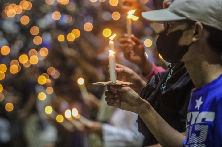 Bạo loạn bóng đá ở Indonesia: Người dân thắp nến cầu nguyện xuyên đêm - Ảnh 9.