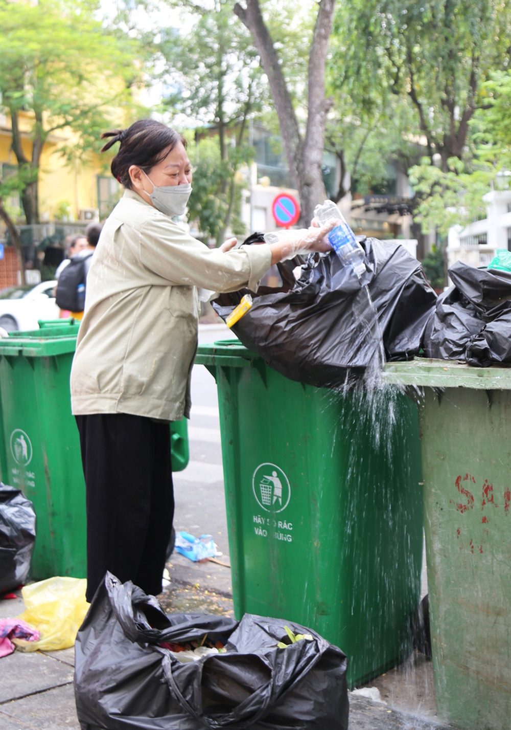  Nữ phu rác 67 tuổi ở Hà Nội: Ngày nào tôi nghỉ làm, mẹ tôi phải nhịn thuốc - Ảnh 9.
