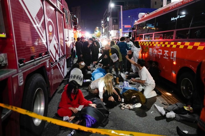 Nhân chứng thảm kịch Halloween ở Hàn Quốc: Người ngã xuống như quân cờ domino - 1