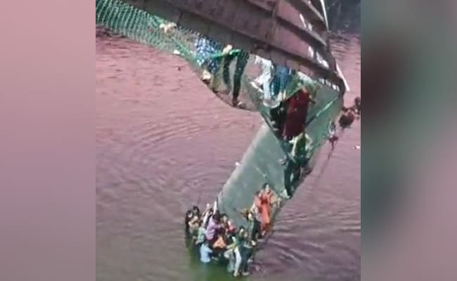 Ấn Độ: Sập cầu treo có 500 người bên trên, 91 người thiệt mạng - Ảnh 1.