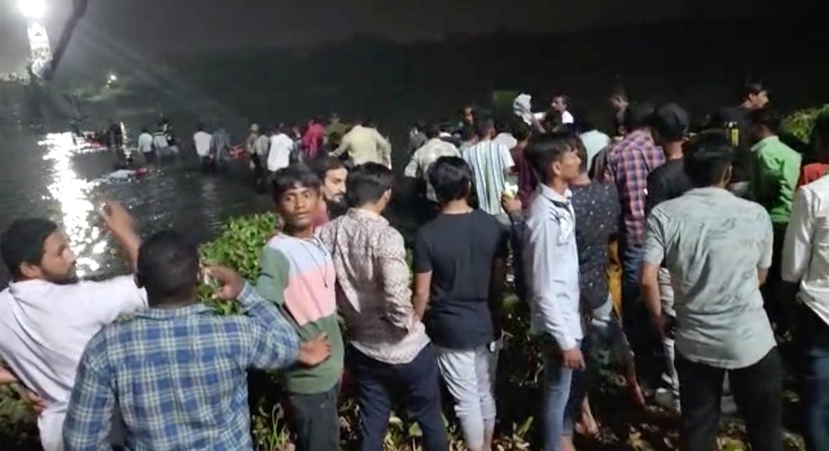 Ấn Độ: Sập cầu treo có 500 người bên trên, 91 người thiệt mạng - Ảnh 2.