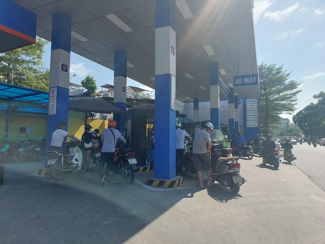 Người Hà Nội phải ‘cầu cứu’ tổng đài, căn giờ thấp điểm để đi đổ xăng - Ảnh 3. Người Hà Nội phải ‘cầu cứu’ tổng đài, căn giờ thấp điểm để đi đổ xăng ảnh 3