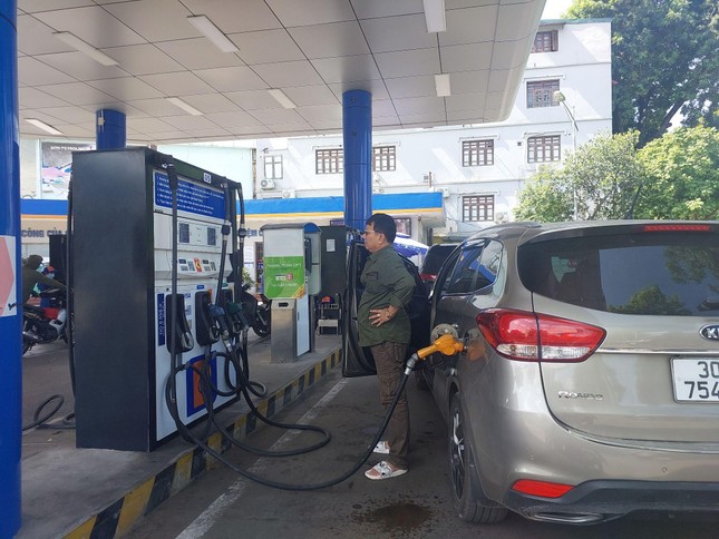 Người Hà Nội phải ‘cầu cứu’ tổng đài, căn giờ thấp điểm để đi đổ xăng - Ảnh 1. Người Hà Nội phải ‘cầu cứu’ tổng đài, căn giờ thấp điểm để đi đổ xăng ảnh 1