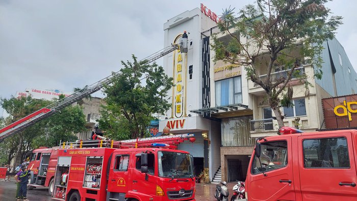 Cháy quán karaoke ở Đà Nẵng, cảnh sát đục tường dập lửa - Ảnh 1.