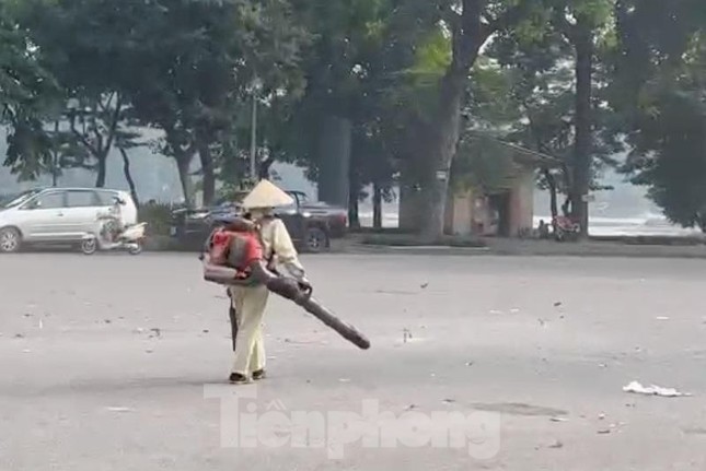 Chuyện lạ ở Hà Nội: Nhân viên vệ sinh thổi bụi, rác mù trời - Ảnh 5.