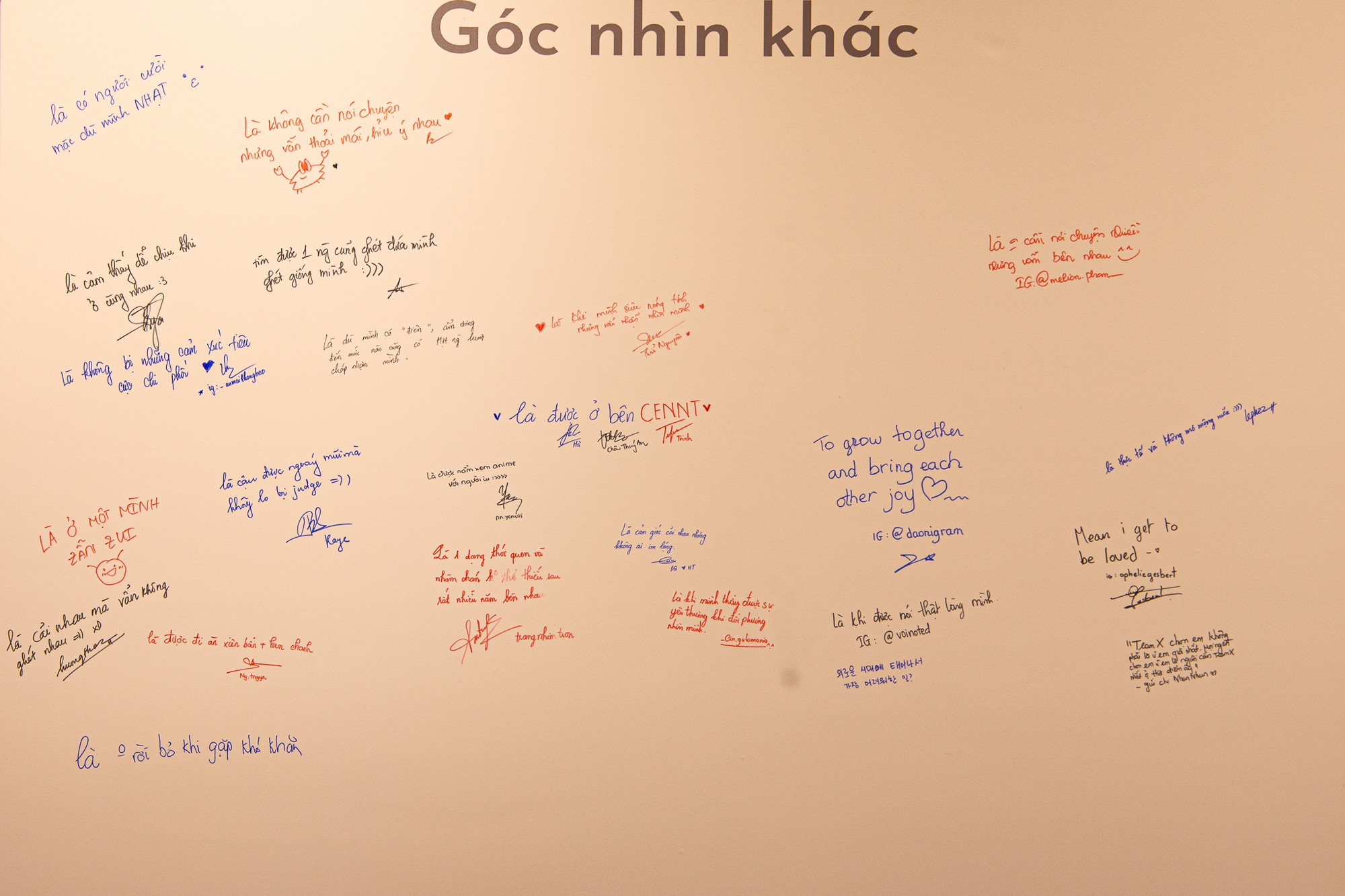 Đi xem triển lãm cuối tuần, người trẻ tha hồ bộc lộ cảm xúc với chính mình! - Ảnh 2. Đi xem triển lãm cuối tuần, người trẻ tha hồ bộc lộ cảm xúc với chính mình! - Ảnh 2.