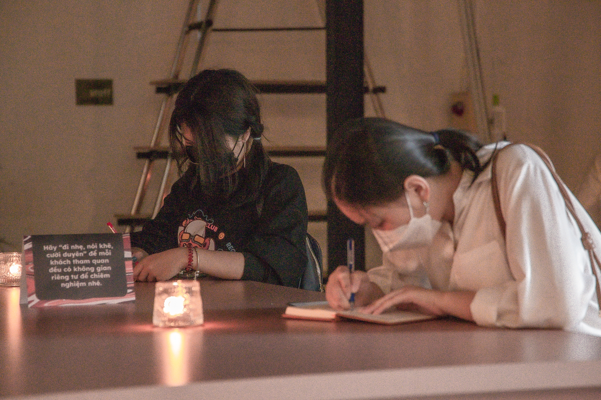 Đi xem triển lãm cuối tuần, người trẻ tha hồ bộc lộ cảm xúc với chính mình! - Ảnh 6. Đi xem triển lãm cuối tuần, người trẻ tha hồ bộc lộ cảm xúc với chính mình! - Ảnh 6.