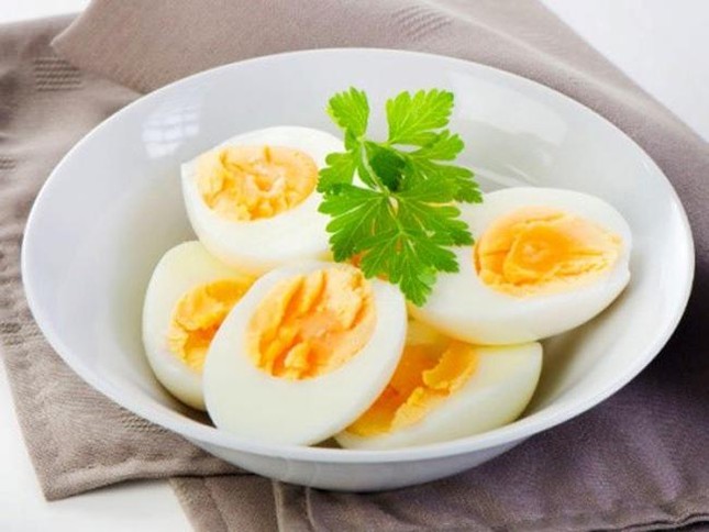 Món ăn đơn giản như trứng luộc mà cũng có thể chế biến sai cách gây ngộ độc cho người ăn - Ảnh 1.