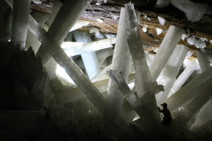Hang động bí ẩn ở Mexico này chứa đầy những viên pha lê trắng cao chót vót - Ảnh 1.