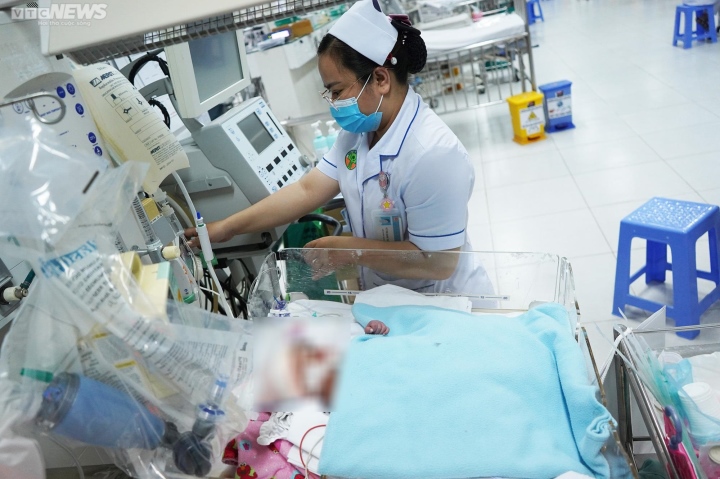 Trẻ nhập viện tăng, Khoa Cấp cứu Bệnh viện Nhi đồng 2 TP.HCM khám bệnh xuyên đêm - Ảnh 5. Trẻ nhập viện tăng, Khoa Cấp cứu Bệnh viện Nhi đồng 2 TP.HCM khám bệnh xuyên đêm - Ảnh 5.