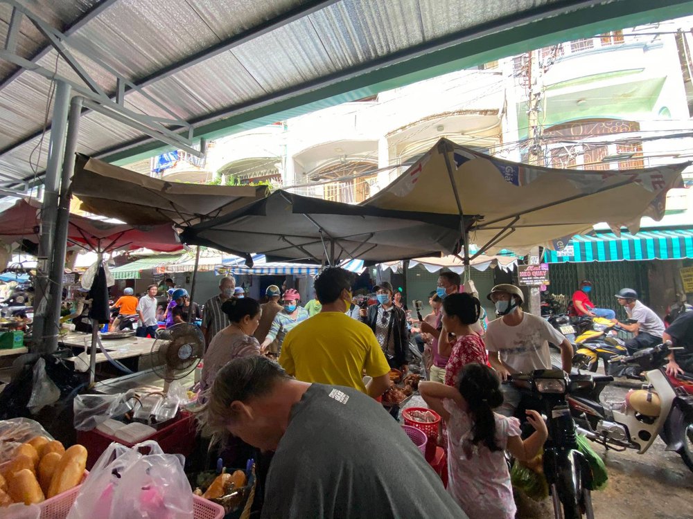 Da heo quay giòn bán nửa triệu/ký, khách xếp hàng đông nghẹt vì mê “đao công” của chủ quán - Ảnh 2.