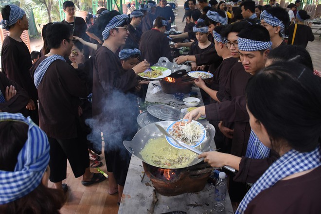 Về Vĩnh Long, Bến Tre để một lần trải nghiệm đi cầu khỉ, mặc áo bà ba xuống ao tát cá đúng chất miệt vườn - Ảnh 11.