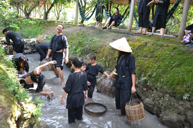 Về Vĩnh Long, Bến Tre để một lần trải nghiệm đi cầu khỉ, mặc áo bà ba xuống ao tát cá đúng chất miệt vườn - Ảnh 5.