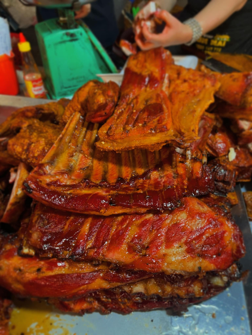 Da heo quay giòn bán nửa triệu/ký, khách xếp hàng đông nghẹt vì mê “đao công” của chủ quán - Ảnh 10.