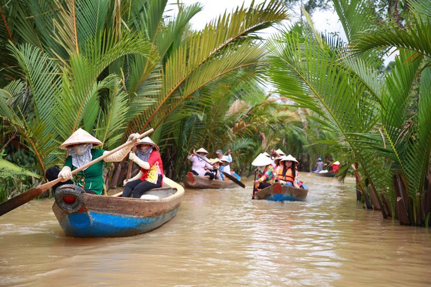 Về Vĩnh Long, Bến Tre để một lần trải nghiệm đi cầu khỉ, mặc áo bà ba xuống ao tát cá đúng chất miệt vườn - Ảnh 2.