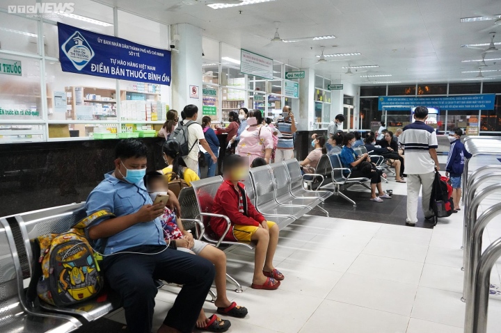 Trẻ nhập viện tăng, Khoa Cấp cứu Bệnh viện Nhi đồng 2 TP.HCM khám bệnh xuyên đêm - Ảnh 2. Trẻ nhập viện tăng, Khoa Cấp cứu Bệnh viện Nhi đồng 2 TP.HCM khám bệnh xuyên đêm - Ảnh 2.