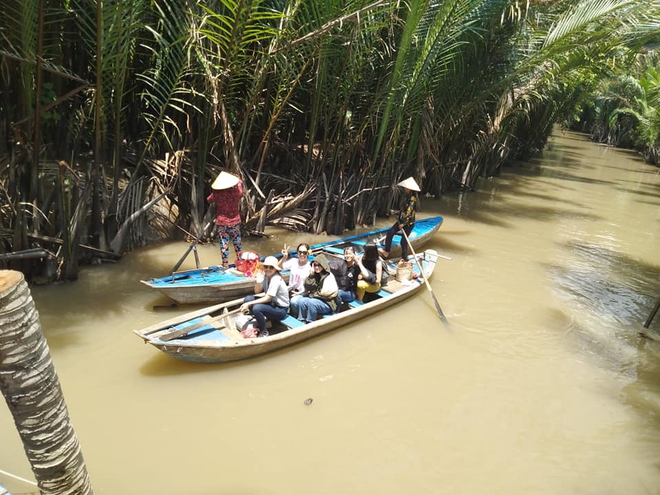 Về Vĩnh Long, Bến Tre để một lần trải nghiệm đi cầu khỉ, mặc áo bà ba xuống ao tát cá đúng chất miệt vườn - Ảnh 18.