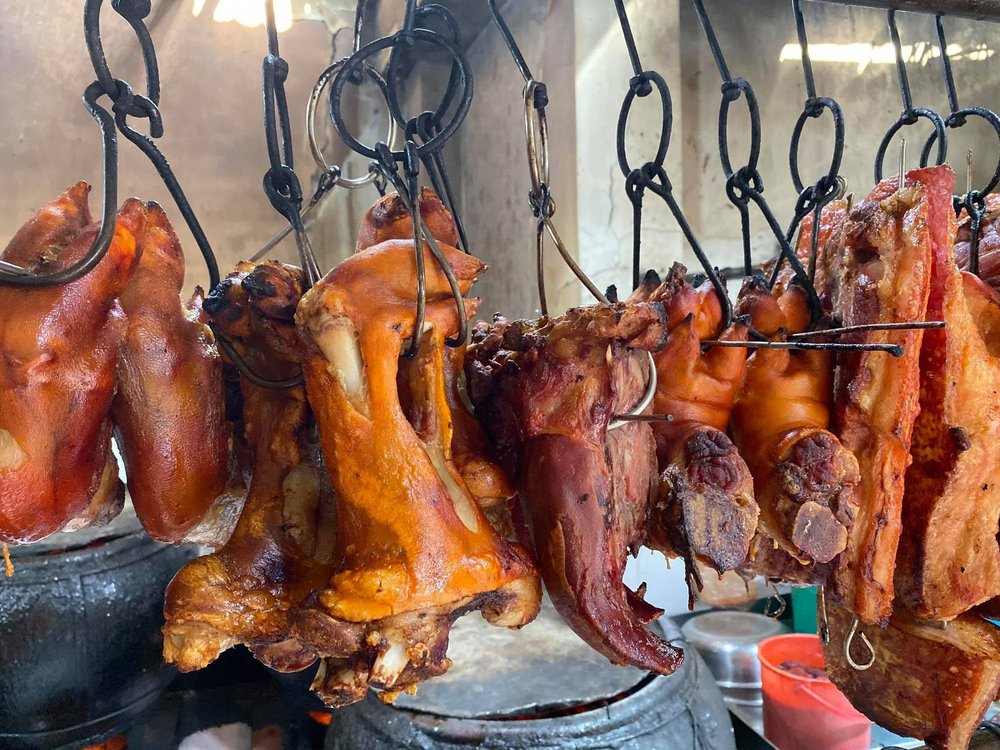 Da heo quay giòn bán nửa triệu/ký, khách xếp hàng đông nghẹt vì mê “đao công” của chủ quán - Ảnh 5.