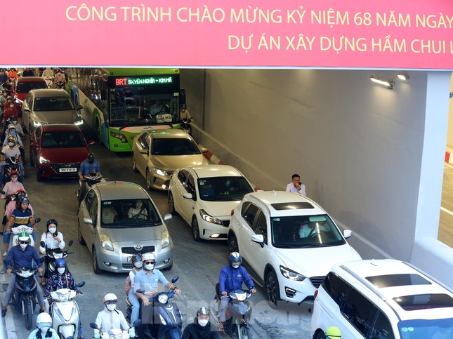 Hầm chui Lê Văn Lương vừa thông xe đã ùn ứ kéo dài - Ảnh 4.