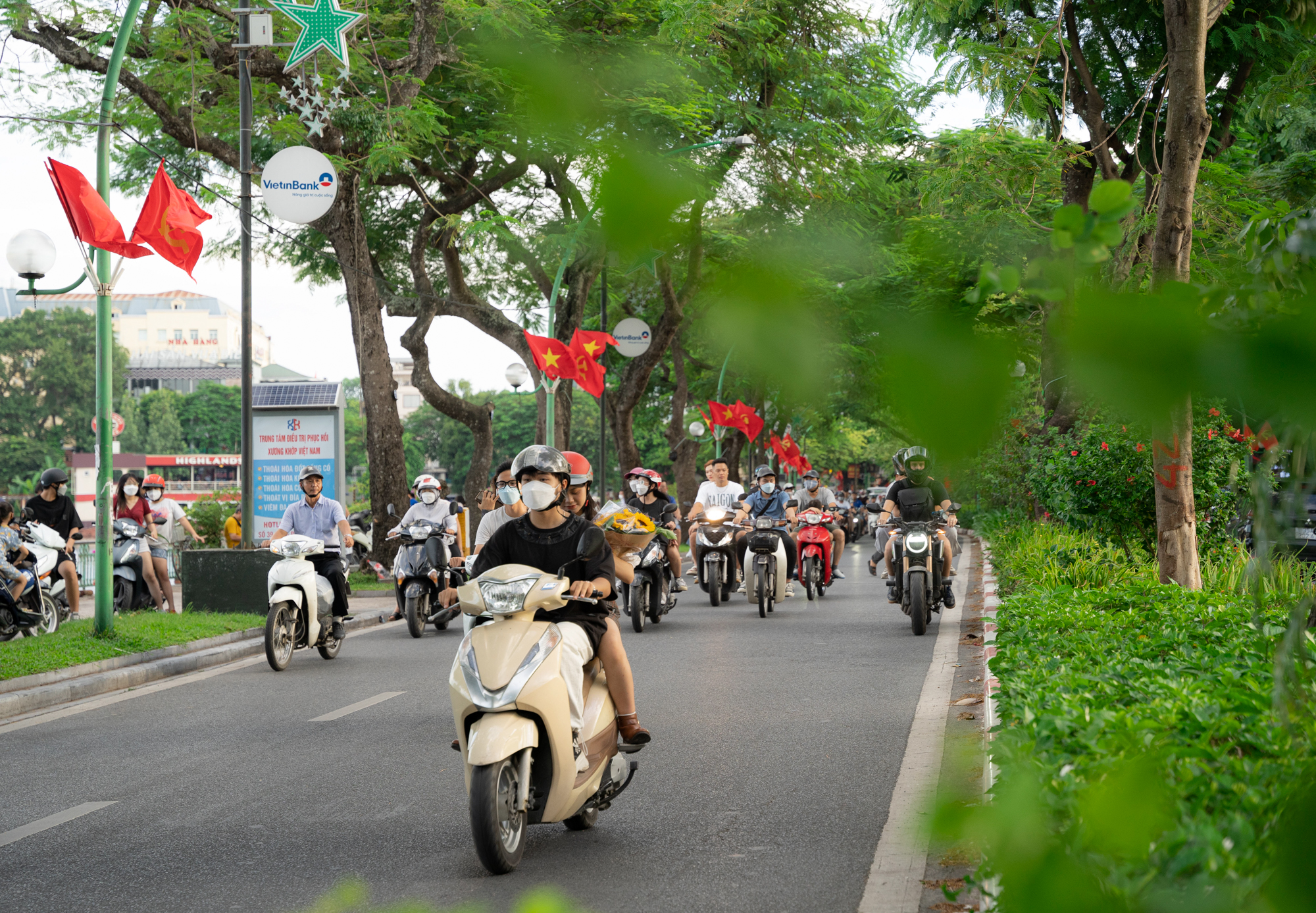 Khám phá hồ rộng nhất và nhiều cung đường 'sống ảo' nhất Thủ đô - Ảnh 7.