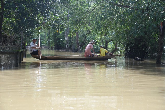 Nước lũ rút chậm, hàng nghìn hộ dân vùng hạ du ở Nghệ An vẫn bị cô lập - Ảnh 2.