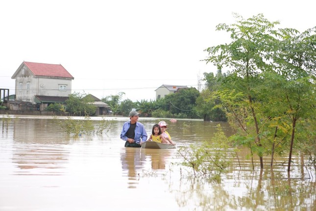 Nước lũ rút chậm, hàng nghìn hộ dân vùng hạ du ở Nghệ An vẫn bị cô lập - Ảnh 6.