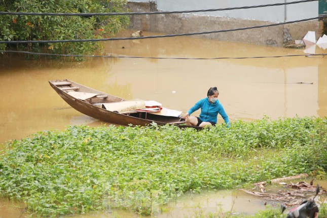 Nước lũ rút chậm, hàng nghìn hộ dân vùng hạ du ở Nghệ An vẫn bị cô lập - Ảnh 11.
