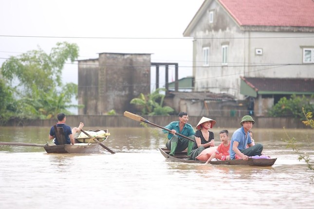 Nước lũ rút chậm, hàng nghìn hộ dân vùng hạ du ở Nghệ An vẫn bị cô lập - Ảnh 8.
