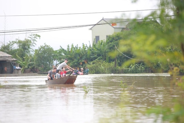 Nước lũ rút chậm, hàng nghìn hộ dân vùng hạ du ở Nghệ An vẫn bị cô lập - Ảnh 9.