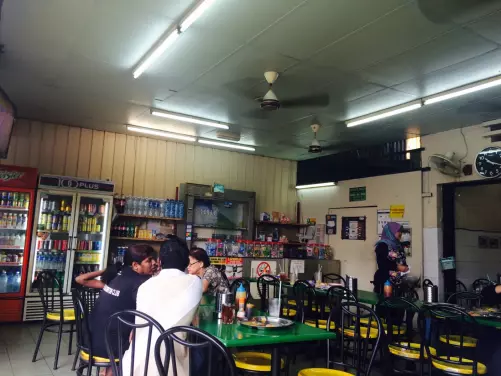 Malaysia: Gia đình 9 người ăn xong không có tiền trả, vị khách có cách giải quyết khiến chủ quán lặng người - Ảnh 1. Malaysia: Gia đình 9 người ăn xong không có tiền trả, vị khách có cách giải quyết khiến chủ quán lặng người - Ảnh 1.