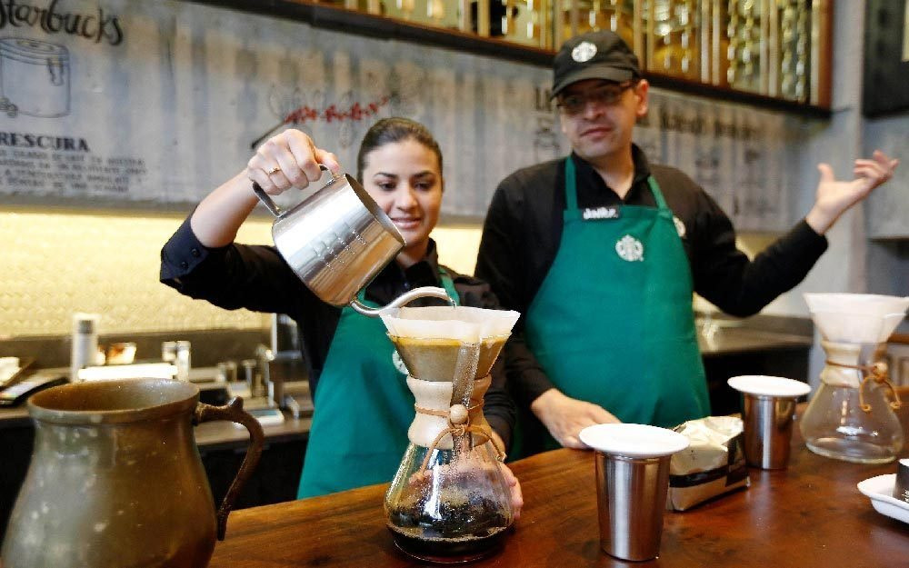 Kế hoạch khiến đối thủ 'sợ' Starbucks: Mở 2.000 cửa hàng mới, giảm thời gian pha chế từ 87 giây còn 36 giây - Ảnh 8.