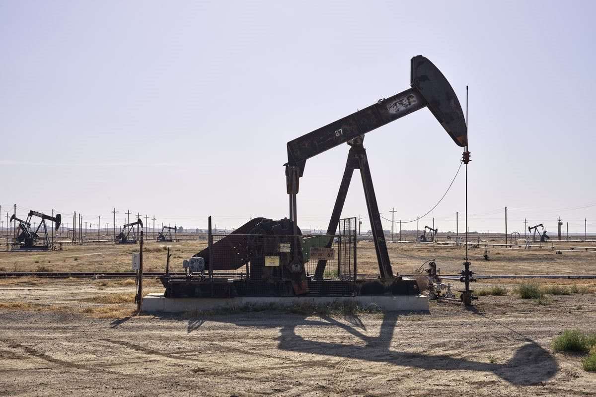 Đằng sau động thái cắt giảm sản lượng dầu của OPEC+ - Ảnh 1.
