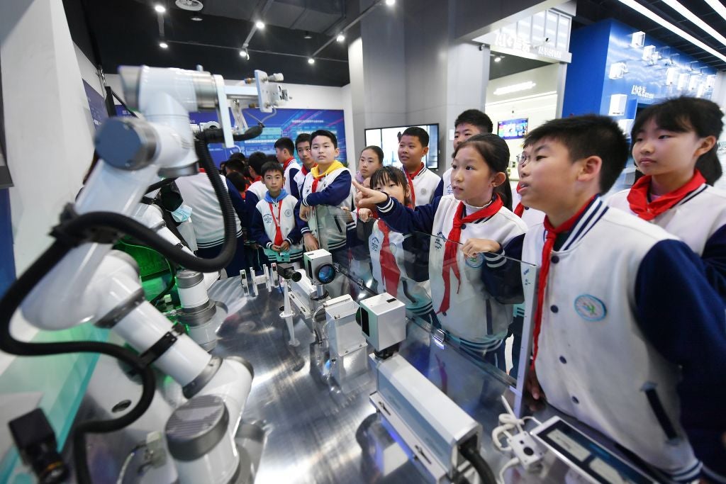 Bất ngờ trước những tiến bộ không tưởng của Trung Quốc về AI: Từ xe không người lái tới công tố viên AI, bạn ảo... - Ảnh 1.