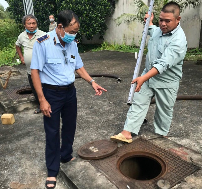 Cạn kiệt xăng dầu: Nhiều nơi 'cháy' hàng, chỉ bán 20.000 đồng/lượt - Ảnh 5. Cạn kiệt xăng dầu: Nhiều nơi 'cháy' hàng, chỉ bán 20.000 đồng/lượt - Ảnh 5.