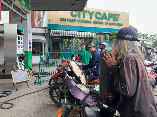 Cạn kiệt xăng dầu: Nhiều nơi 'cháy' hàng, chỉ bán 20.000 đồng/lượt - Ảnh 4. Cạn kiệt xăng dầu: Nhiều nơi 'cháy' hàng, chỉ bán 20.000 đồng/lượt - Ảnh 4.