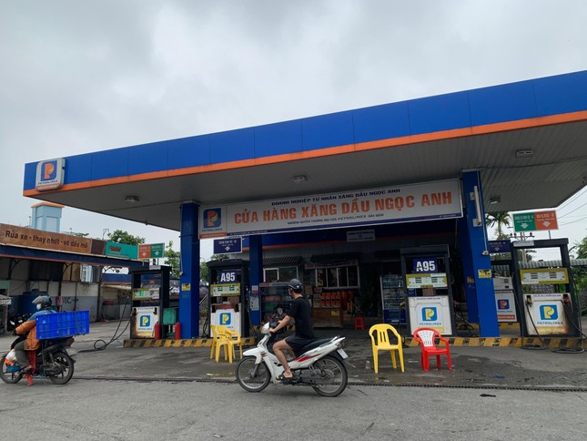 Cạn kiệt xăng dầu: Nhiều nơi 'cháy' hàng, chỉ bán 20.000 đồng/lượt - Ảnh 2. Cạn kiệt xăng dầu: Nhiều nơi 'cháy' hàng, chỉ bán 20.000 đồng/lượt - Ảnh 2.