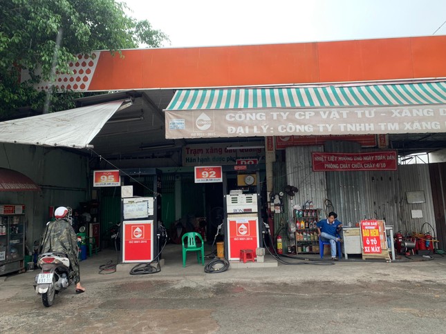 Cạn kiệt xăng dầu: Nhiều nơi 'cháy' hàng, chỉ bán 20.000 đồng/lượt - Ảnh 1. Cạn kiệt xăng dầu: Nhiều nơi 'cháy' hàng, chỉ bán 20.000 đồng/lượt - Ảnh 1.