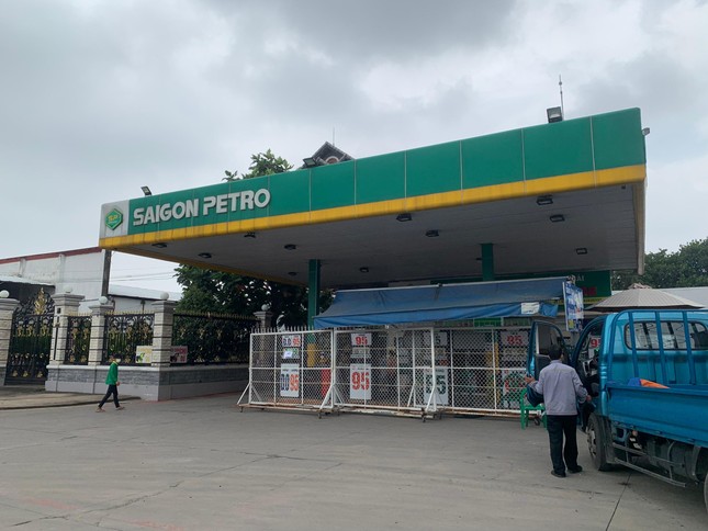 Cạn kiệt xăng dầu: Nhiều nơi 'cháy' hàng, chỉ bán 20.000 đồng/lượt - Ảnh 3. Cạn kiệt xăng dầu: Nhiều nơi 'cháy' hàng, chỉ bán 20.000 đồng/lượt - Ảnh 3.