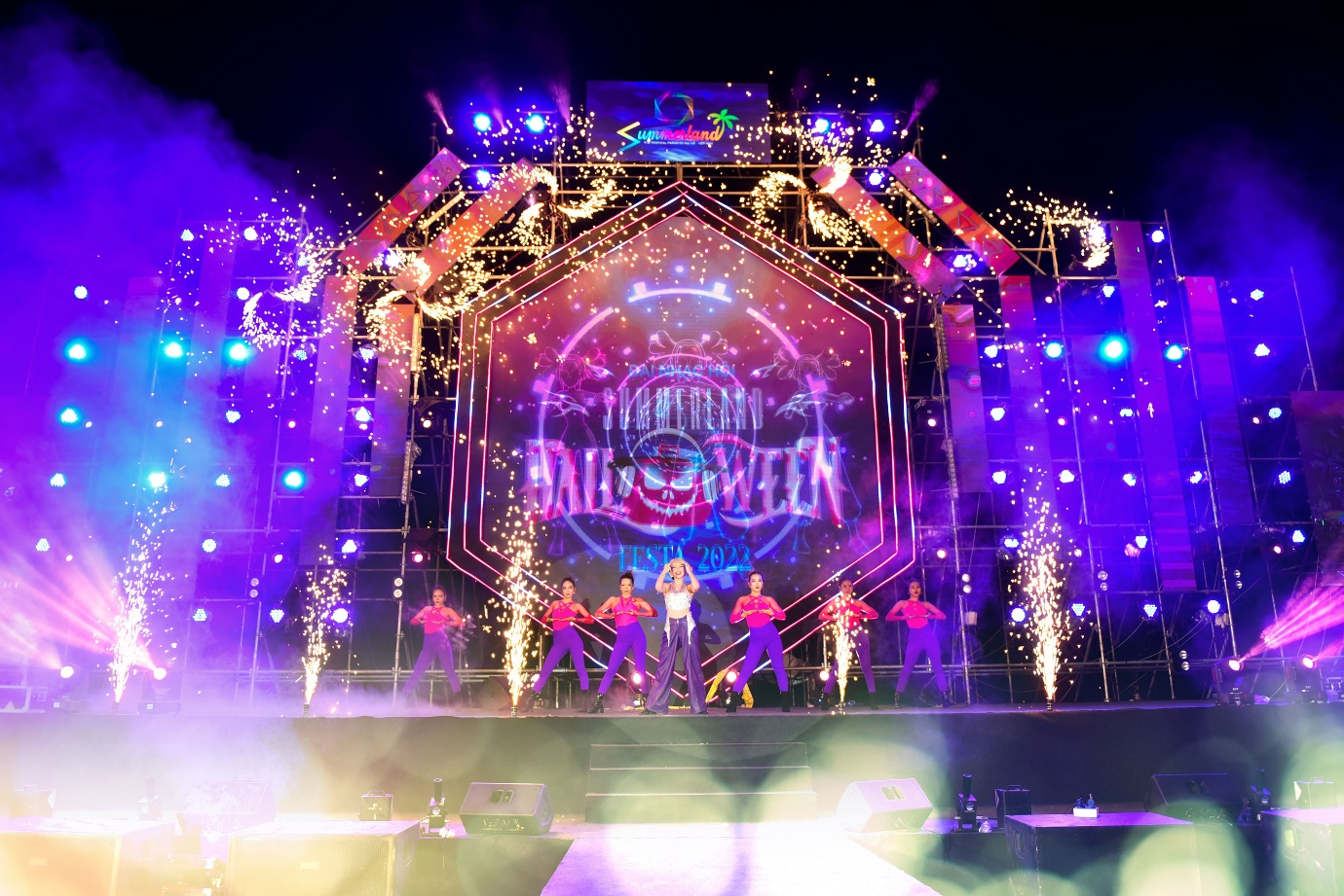 Đêm hội Summerland Halloween Festa thu hút hơn 6.000 người tham dự - Ảnh 2. Đêm hội Summerland Halloween Festa thu hút hơn 6.000 người tham dự - Ảnh 2.