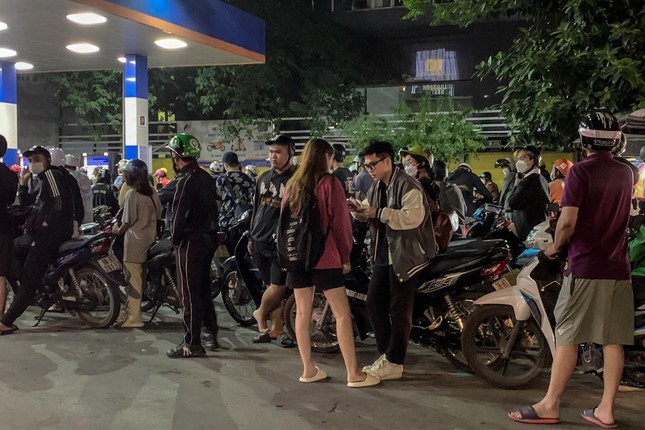 Người dân Hà Nội xếp hàng dài lúc nửa đêm để đổ xăng - Ảnh 3.
