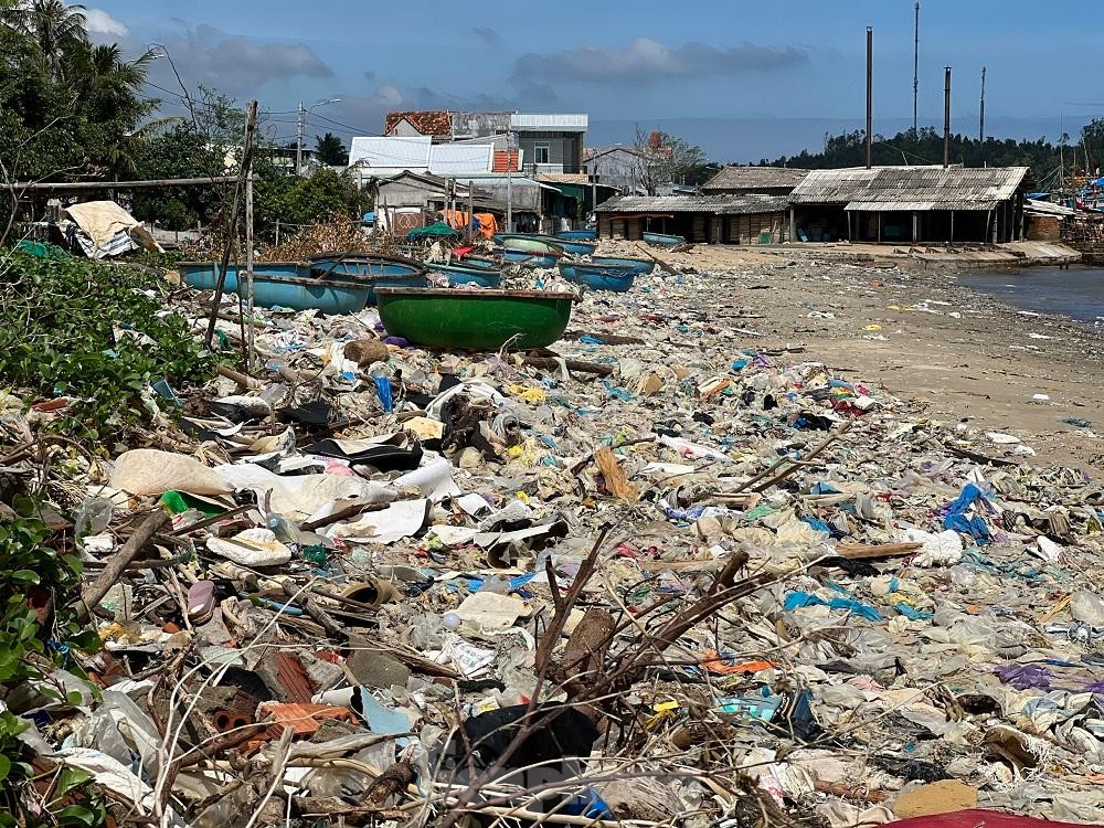Bờ biển Quảng Ngãi ngập rác thải gây ô nhiễm ảnh 14