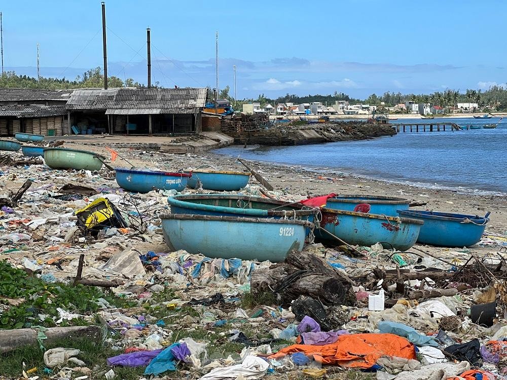 Bờ biển Quảng Ngãi ngập rác thải gây ô nhiễm ảnh 9