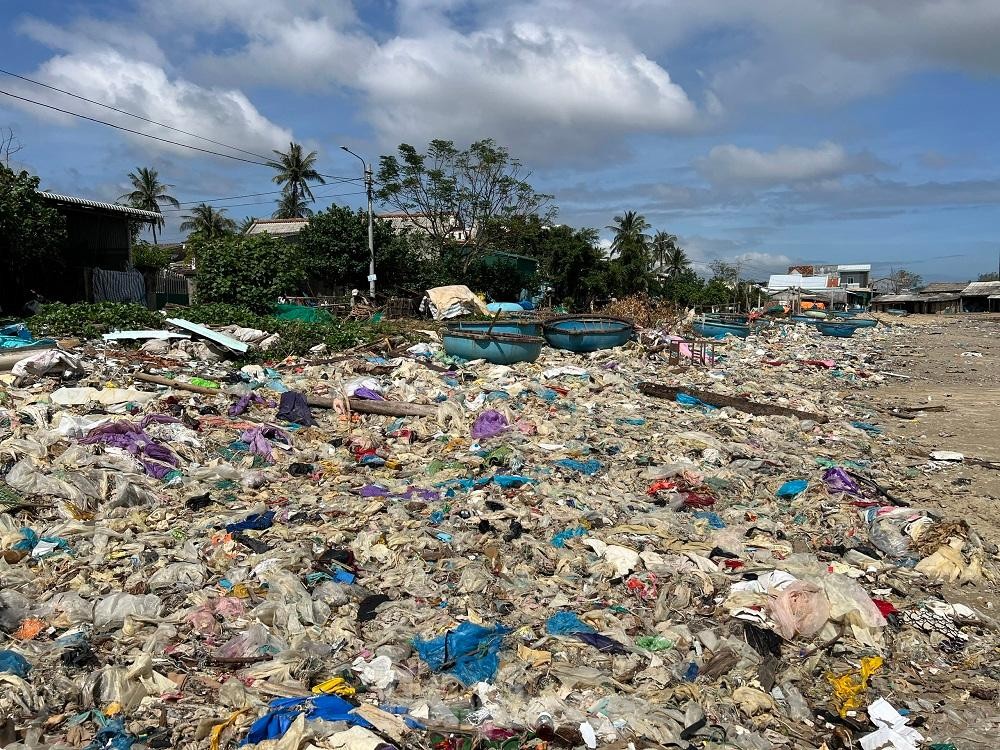 Bờ biển Quảng Ngãi ngập rác thải gây ô nhiễm ảnh 1