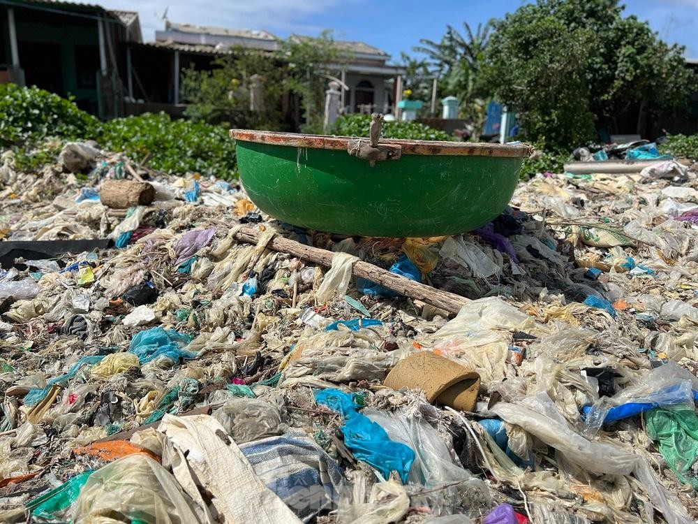 Bờ biển Quảng Ngãi ngập rác thải gây ô nhiễm ảnh 15
