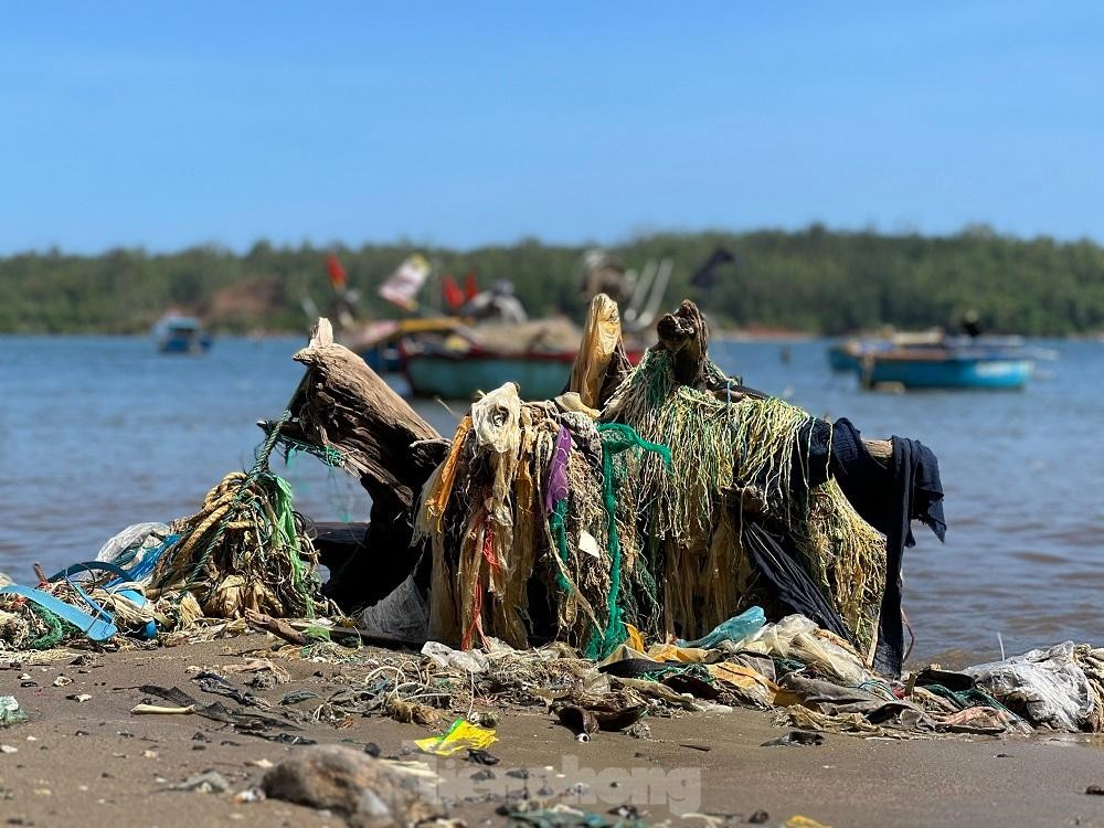 Bờ biển Quảng Ngãi ngập rác thải gây ô nhiễm ảnh 10