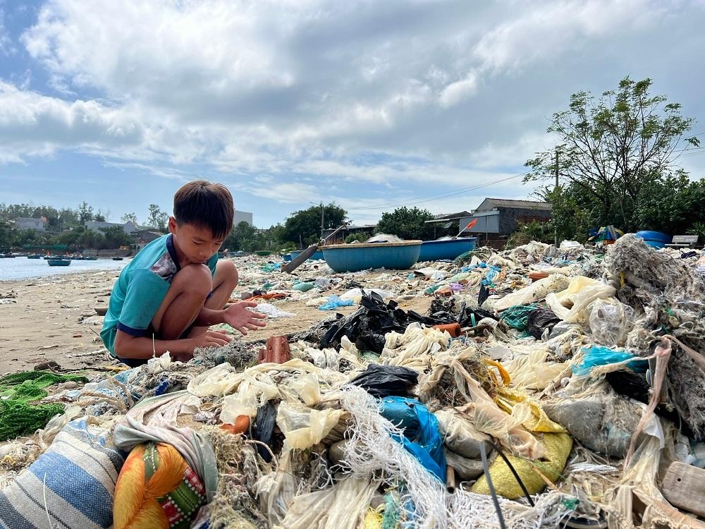 Bờ biển Quảng Ngãi ngập rác thải gây ô nhiễm ảnh 12