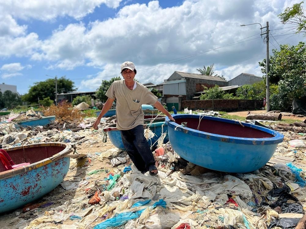 Bờ biển Quảng Ngãi ngập rác thải gây ô nhiễm ảnh 5