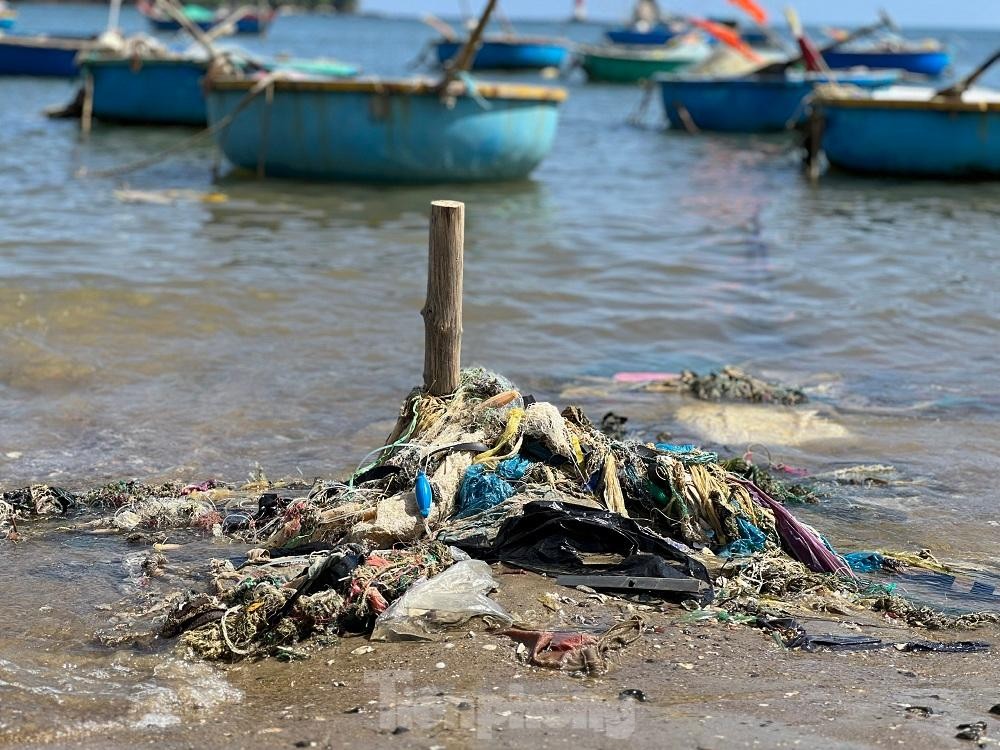 Bờ biển Quảng Ngãi ngập rác thải gây ô nhiễm ảnh 4