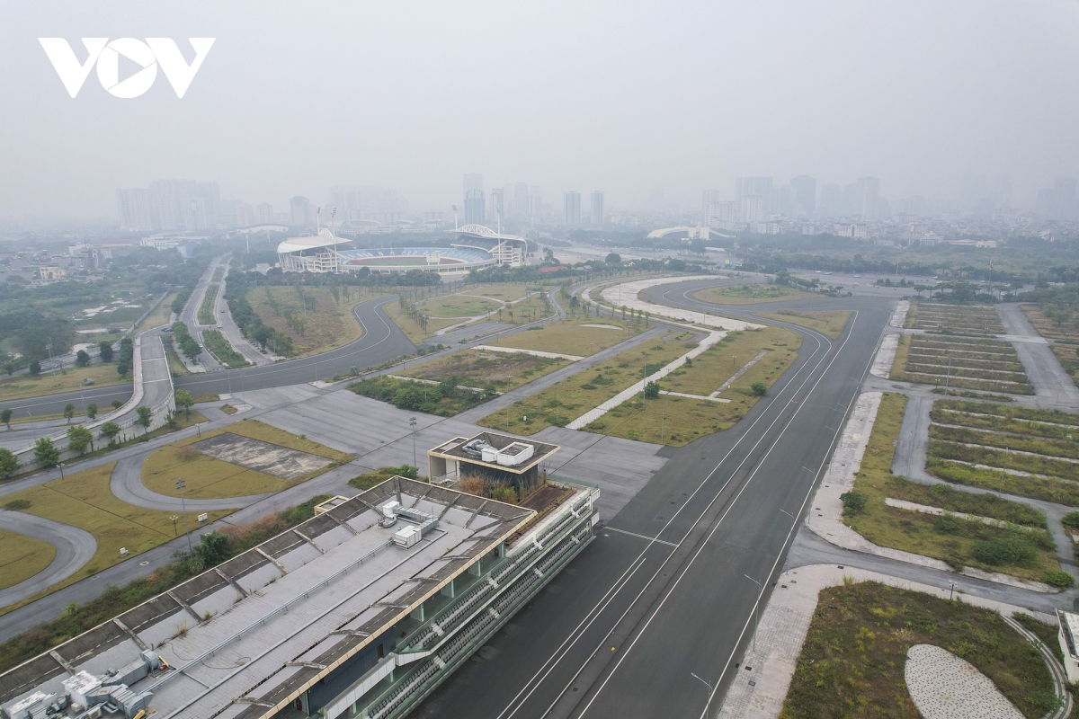 Đường đua F1 ở Hà Nội bị bỏ hoang, cỏ dại và rác thải đua nhau chiếm chỗ - Ảnh 3.