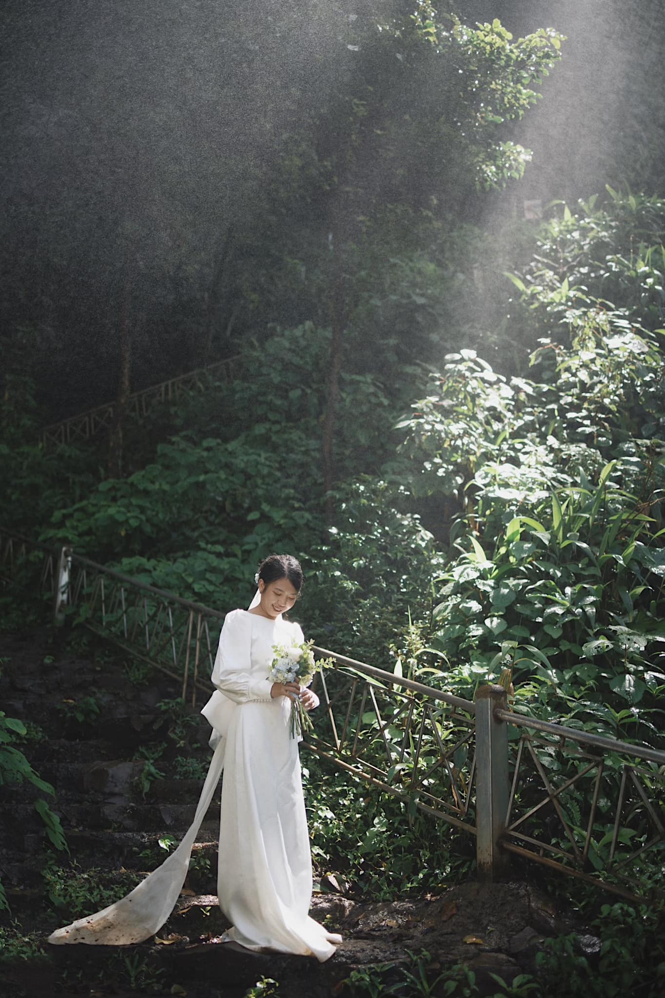 Cô dâu tổ chức đám cưới bí mật chỉ có vỏn vẹn 6 khách mời tại thác Lưu Ly ở Đắk Nông - Ảnh 6.
